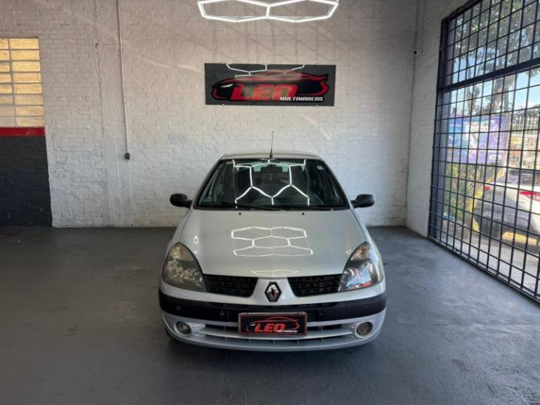 RENAULT - CLIO - 2004/2004 - Prata - R$ 18.900,00