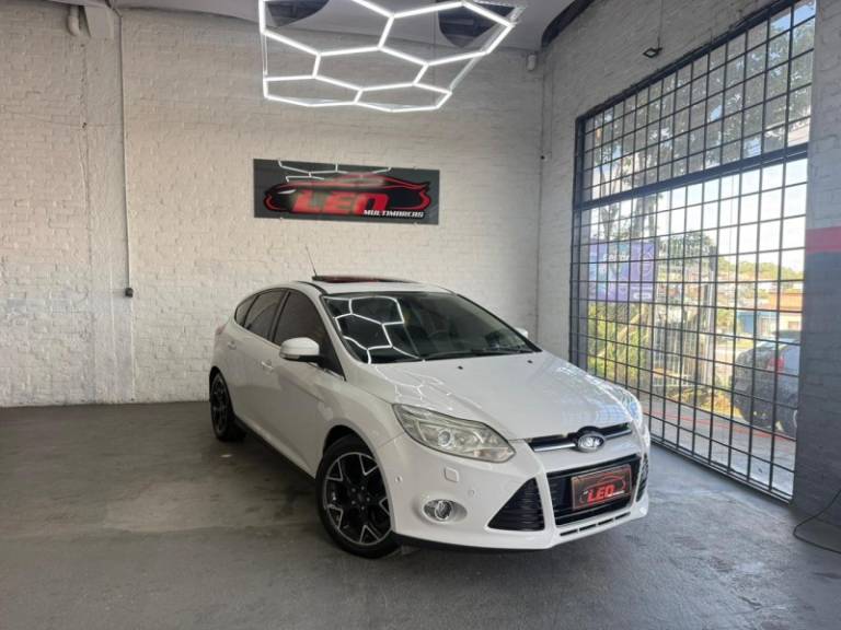 FORD - FOCUS - 2015/2015 - Branca - R$ 61.900,00