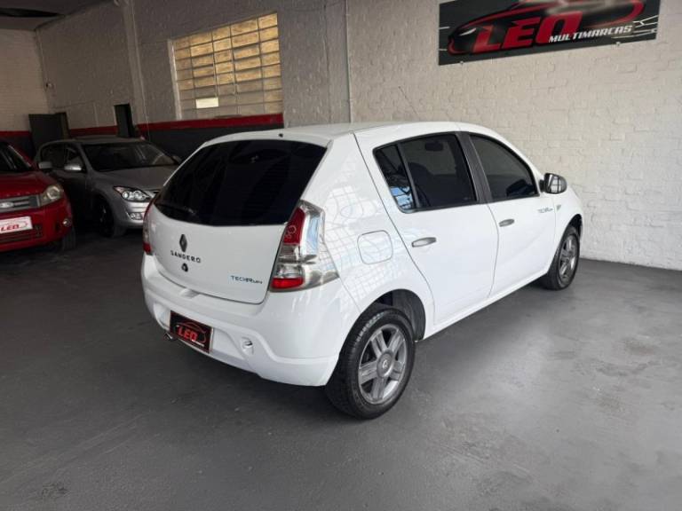 RENAULT - SANDERO - 2014/2014 - Branca - R$ 32.900,00