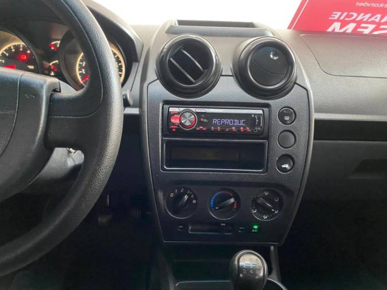 FORD - FIESTA - 2011/2012 - Vermelha - R$ 31.900,00