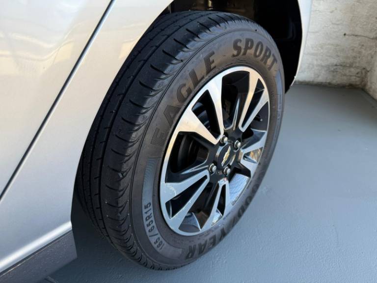 CHEVROLET - ONIX - 2013/2013 - Prata - R$ 48.900,00