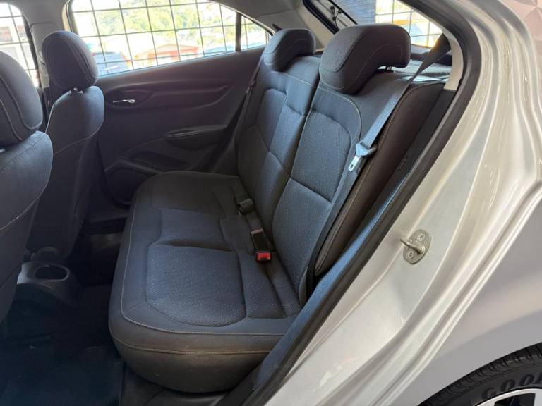 CHEVROLET - ONIX - 2013/2013 - Prata - R$ 48.900,00