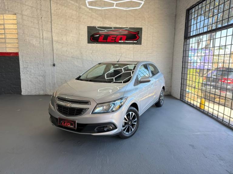 CHEVROLET - ONIX - 2013/2013 - Prata - R$ 48.900,00