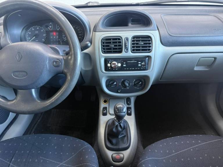 RENAULT - CLIO - 2004/2004 - Prata - R$ 18.900,00