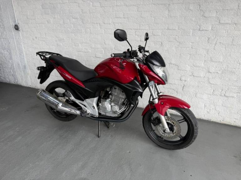 HONDA - CB 300R - 2009/2010 - Vermelha - R$ 12.900,00