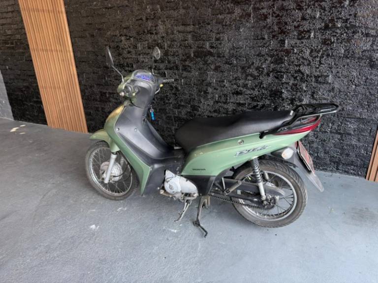 HONDA - BIZ 125 - 2011/2012 - Verde - R$ 8.900,00