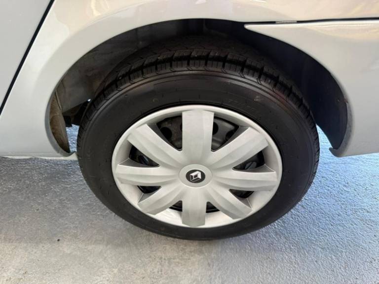 RENAULT - CLIO - 2004/2004 - Prata - R$ 18.900,00