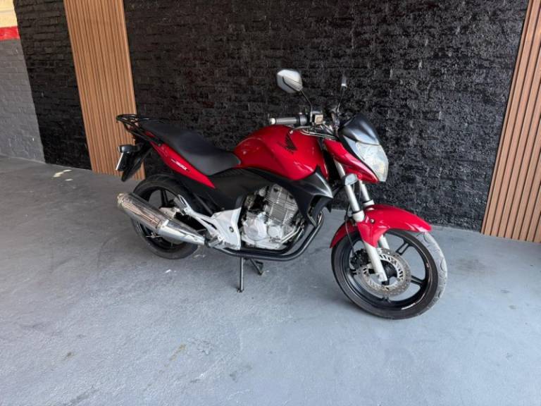 HONDA - CB 300R - 2009/2010 - Vermelha - R$ 10.900,00