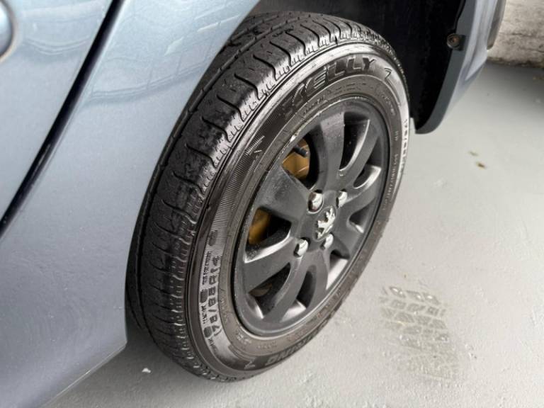 PEUGEOT - 207 - 2008/2009 - Cinza - R$ 18.900,00