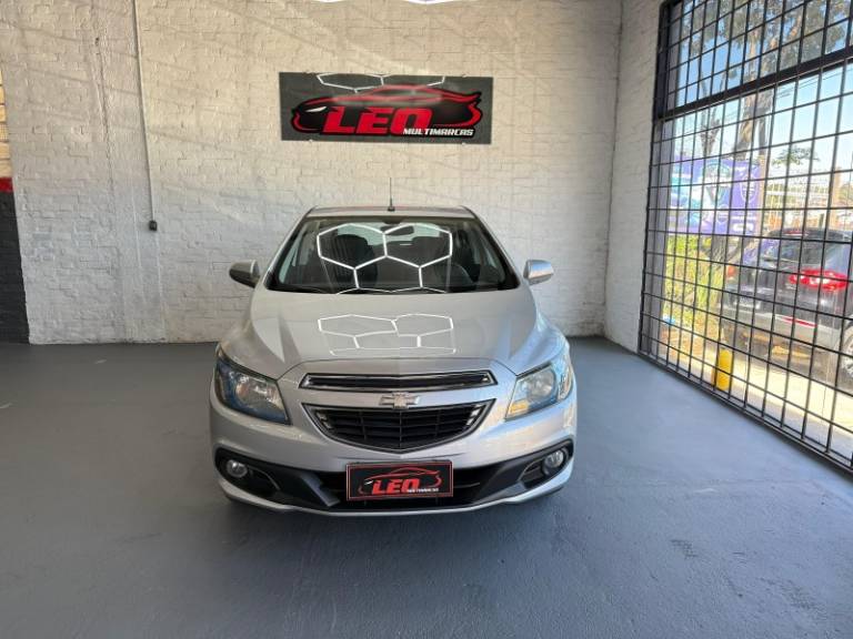 CHEVROLET - ONIX - 2013/2013 - Prata - R$ 48.900,00