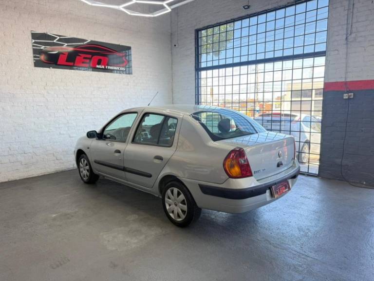 RENAULT - CLIO - 2004/2004 - Prata - R$ 18.900,00