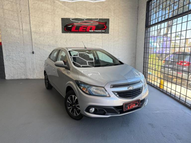 CHEVROLET - ONIX - 2013/2013 - Prata - R$ 48.900,00