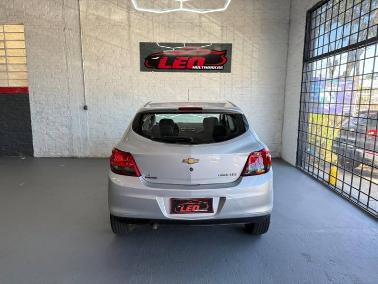 CHEVROLET - ONIX - 2013/2013 - Prata - R$ 48.900,00