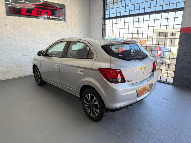 CHEVROLET - ONIX - 2013/2013 - Prata - R$ 48.900,00